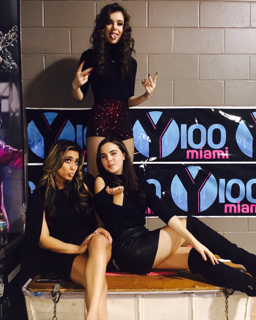 HaileeSteinfeld's tweet photo. after the show in miami with these two ❤️💋💃🏻✌🏽️ https://t.co/gFJjS1SLgT
