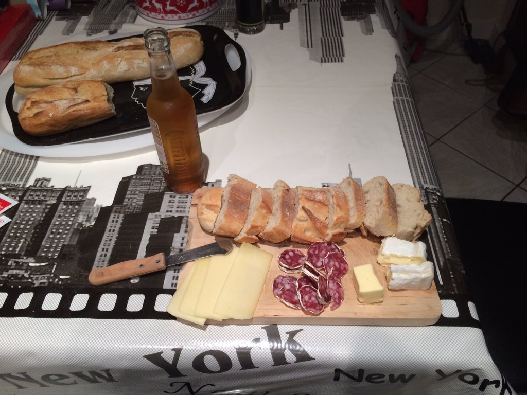 mojitobull's tweet photo. Apres l'effort le reconfort 👍 #apero #ffaperitif #saucisson#fromage @FFAperitif_off https://t.co/3LVjoXRWvP