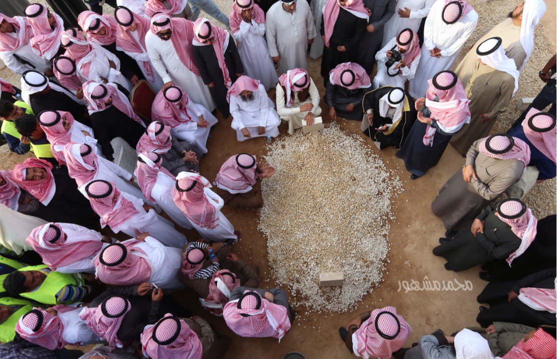 وكالة الأنباء الفرنسية تختار مؤخرا صورة قبر الملك عبدالله لمصور سعودي، كأفضل مئة صورة في العالم لعام 2015. -