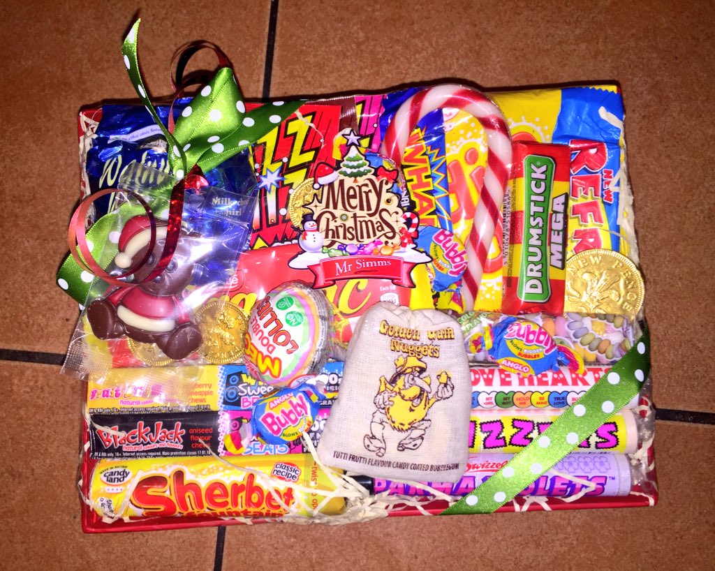 mjaysSTH's tweet photo. RETRO hamper ✌🏼️😜 ... put together for one of our lovely customers today at @mrsimmssth #christmas #present 🎄😍👏🏼 https://t.co/e7qtPoDlgE