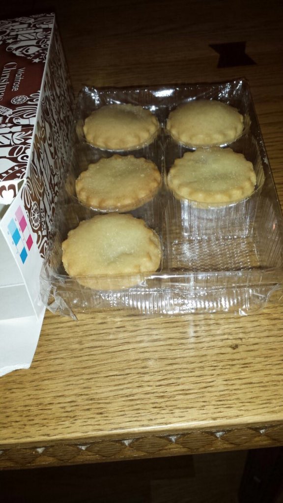 MillyWilliams's tweet photo. @waitrose Christmas didn't come early...5 mince pies instead of 6 #disappointed #whereismymincepie? https://t.co/KJp0SCp8bd