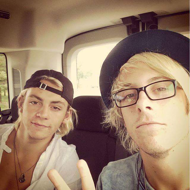 Fers_Tomlinson_'s tweet photo. @officialR5 #R5ReturnSoonToChile ❤💚💛💙💖✌🏻@R5Chile @RydelR5 @rossR5 @ratliffR5 @rockyR5 @rikerR5 @rylandR5 https://t.co/5tLCvvlQgT