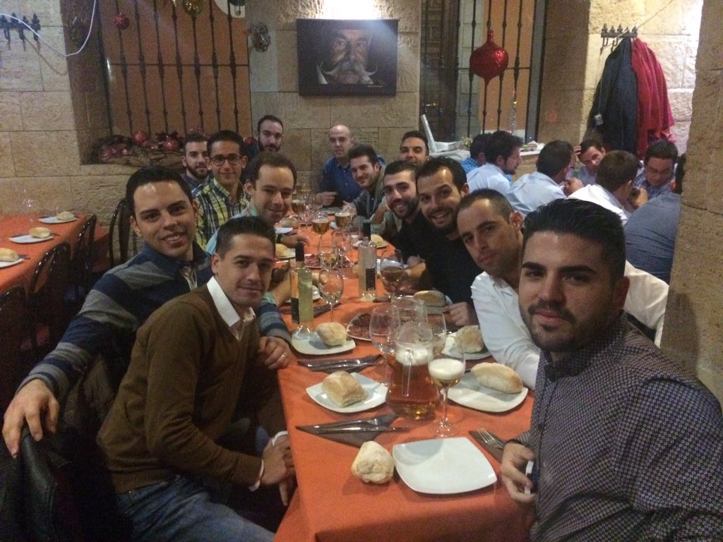 LosTaifas's tweet photo. Los Taifas y L.T. estan de cena!!! https://t.co/P8PZEqS3kl