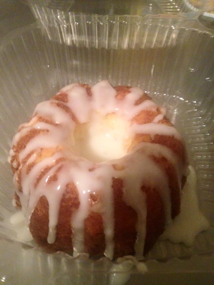 MAKEDAS_COOKIES's tweet photo. @MeekiesMunchies has lemon pound baby bundt cakes for only $3 ea! #MunchLocal
488 S. Second https://t.co/RWZW09nMZS