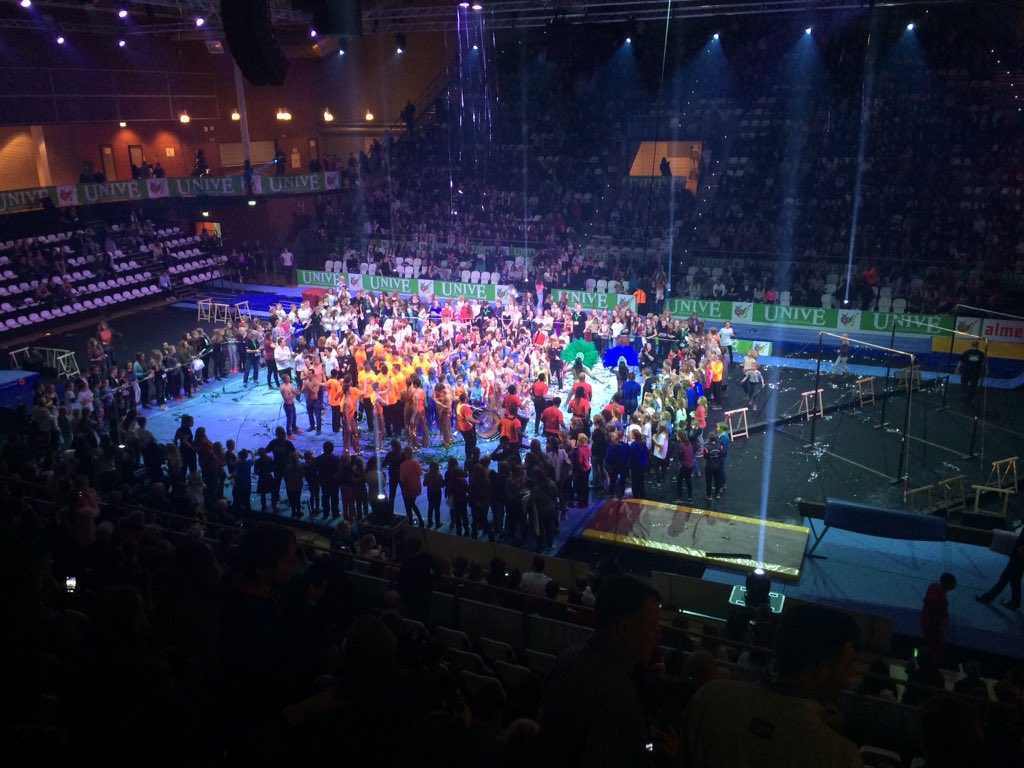 Joseholster's tweet photo. THE END! Op jacht naar handtekeningen van je helden! #feest #UGG2015 https://t.co/1hFB2Y2ARg
