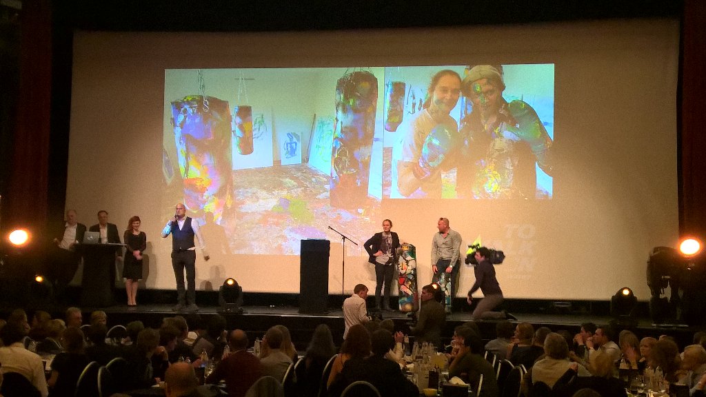 Patvanroey's tweet image. Delfine persoon #sportvrouwvanhetjaar veilt haar boxkunstwerken tenvoordele van #towalkagain