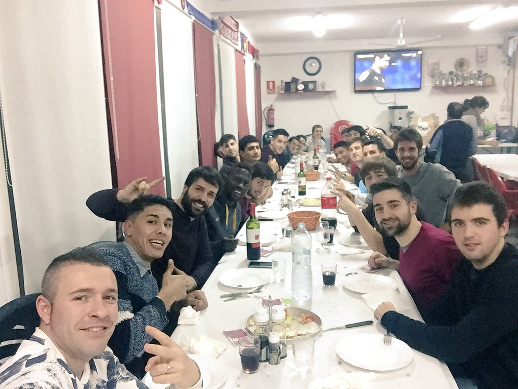 silepele's tweet photo. Sopar de Nadal i amic invisible amb el 1r equip moltes punyalades 🔪🔪...😂 x acabar l'any de fàbola esportivament💪 https://t.co/9MGOHoBOHv