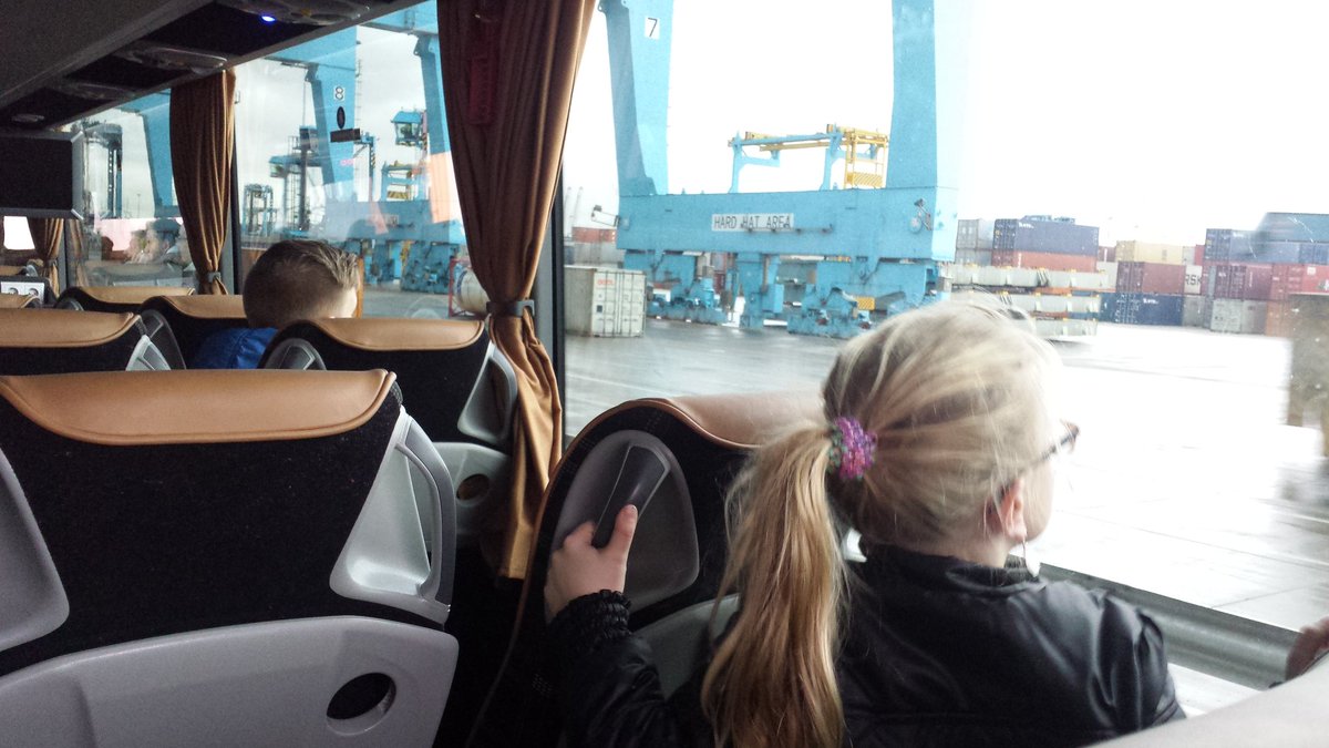 Gitty080's tweet photo. #terminaltour # APM Terminals #winterwonderterminal kids vonden het prachtig https://t.co/c3nV0shgau