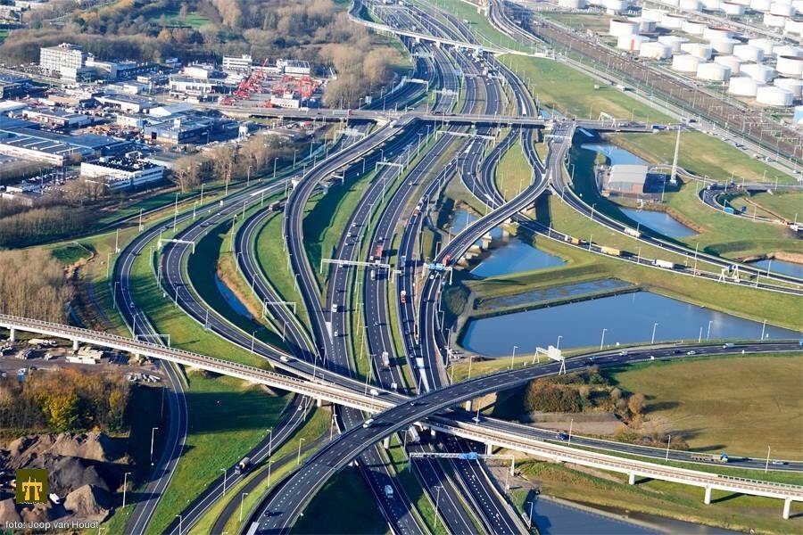 Distribuidor Benelux en las autopistas A4 a la A15 en Holanda.

vía Highway Engineering