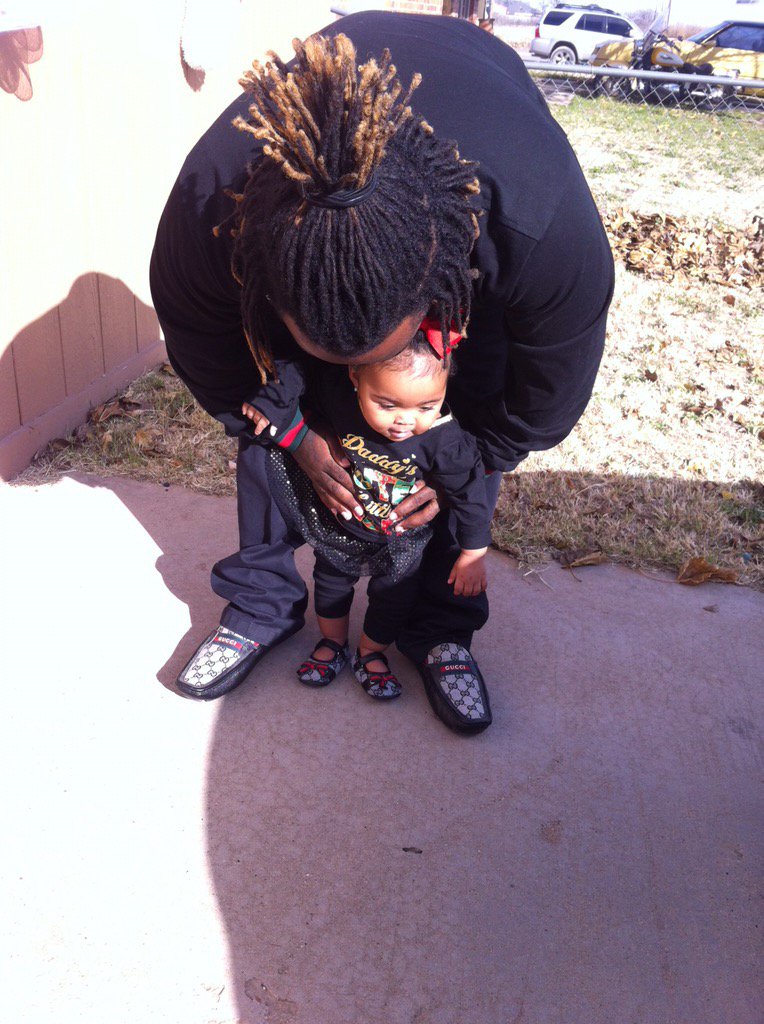 JamesBowers11's tweet photo. Merry Christmas from me &amp; my Shawty 🎄🎁👫 #ShawtyBs1stChristmas #DaddysBaby #MyMiniMe #BubbaJr https://t.co/HZFgpJahR4