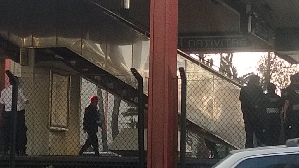 Derrumbe de escaleras en metro Nativitas provoca dos lesionados - CWnxl6XVAAA_bZF