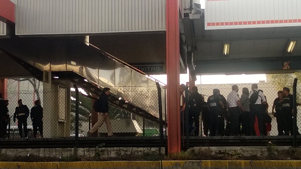 Derrumbe de escaleras en metro Nativitas provoca dos lesionados - CWnxm6NUYAA0R6b