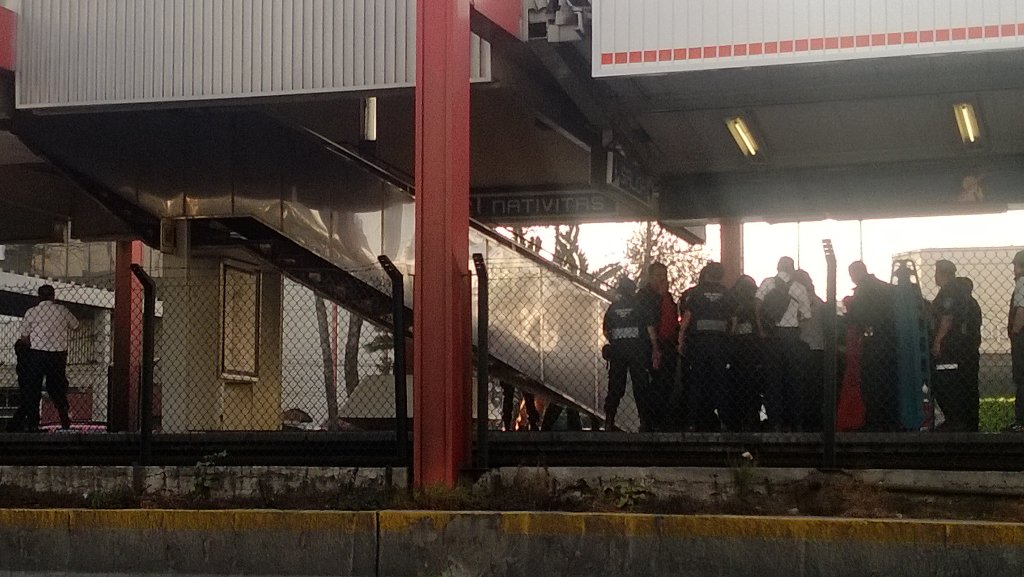 Derrumbe de escaleras en metro Nativitas provoca dos lesionados - CWnxqRTUYAAuzb7
