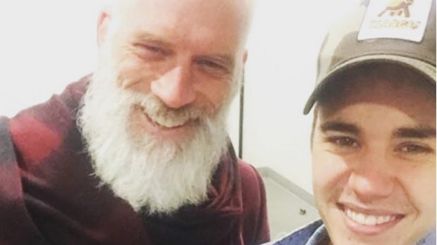 CP24's tweet photo. Justin Bieber snaps selfie with Yorkdale's 'Fashion Santa' https://t.co/DLhDre7SaY https://t.co/hq6oVXzlqo