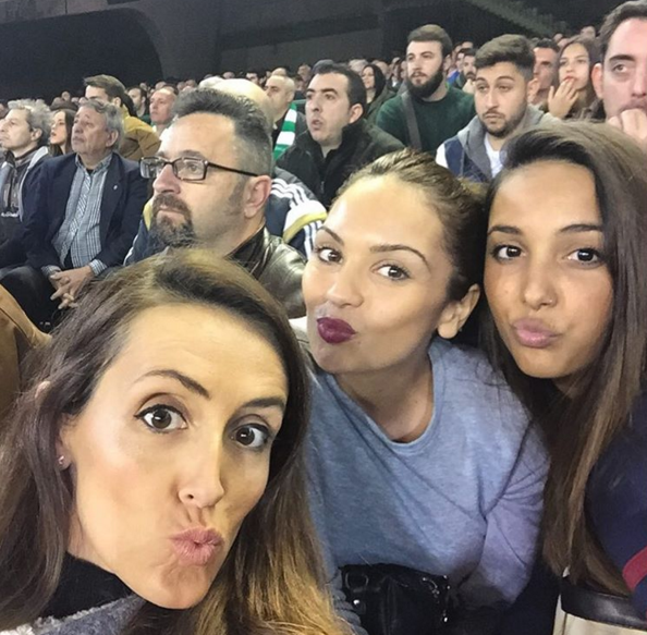 Nuestra mofletuda hoy en Benito Villamarín viendo el derbi con <a href="/MellamoJuanjo/">JVANJØ♠️♥️♣️♦️</a> y sus amigas ⚽⚽😊😘💚💚.