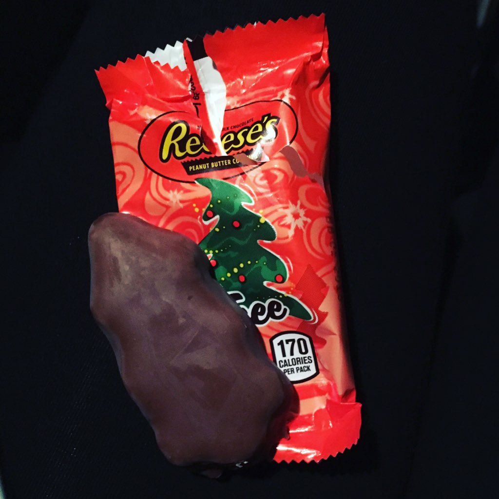 Lynda_Kistler's tweet photo. @ReesesPBCups #AllTreesAreBeauriful #reeses #reesestrees #lol #marketing #awesomemarketing https://t.co/UbT8KgnhWq