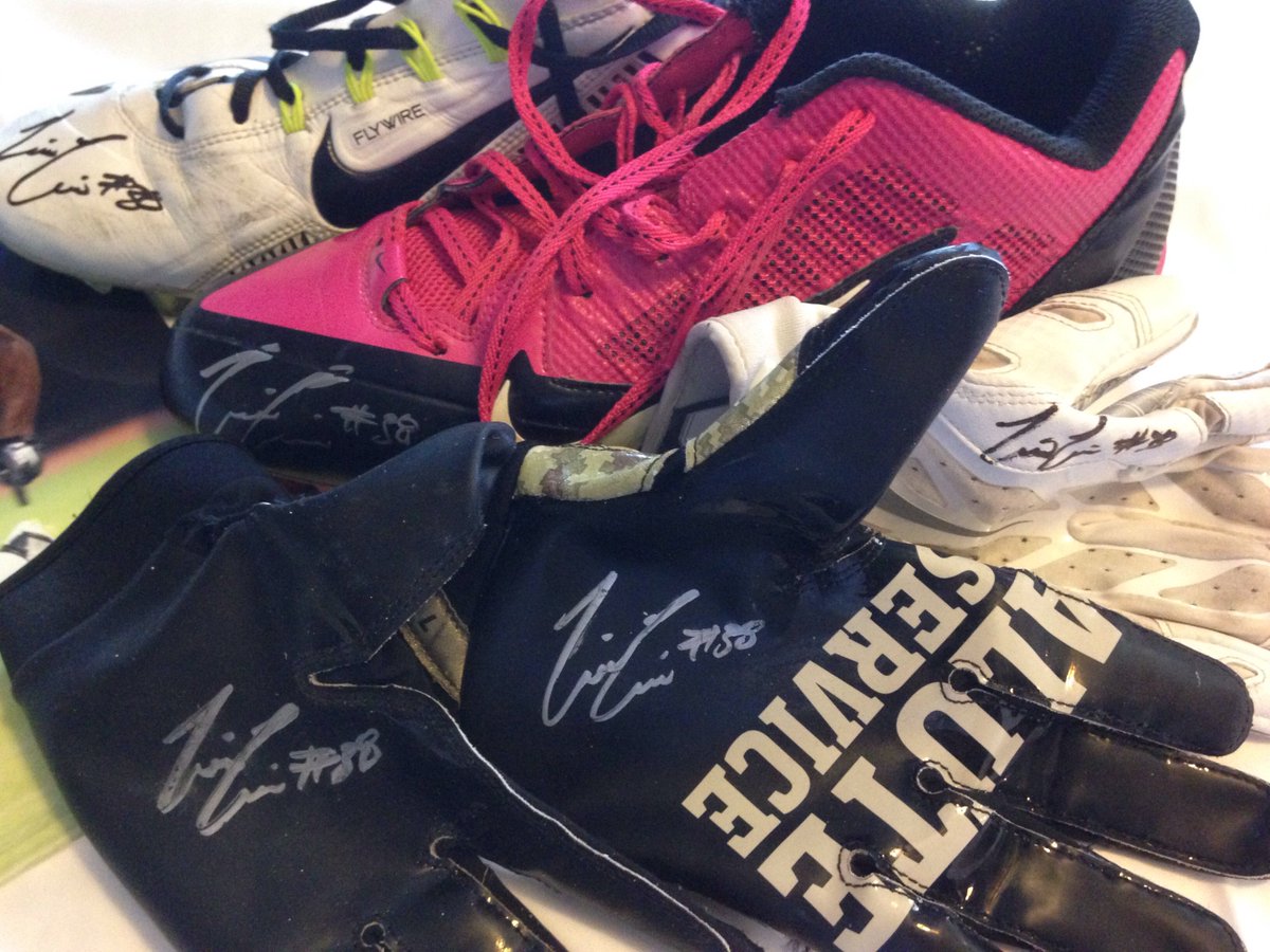 tj_carrie's tweet image. Only 19 winners! Like, RT &amp;amp; Follow to enter for #Raiders signed merchandise! Drawing held on December 30th #Win38