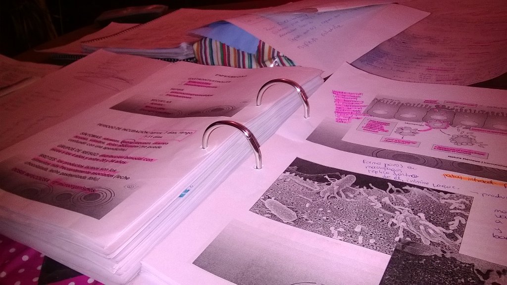 maar_2023's tweet image. Este es mi quilombo para estudiar.! 😝 vamos q quedan re pocos días 🍀🍀😵☝👊🍵😡😢😣 #PreFinal #TodoPorSerMicrobiologa !! 😋