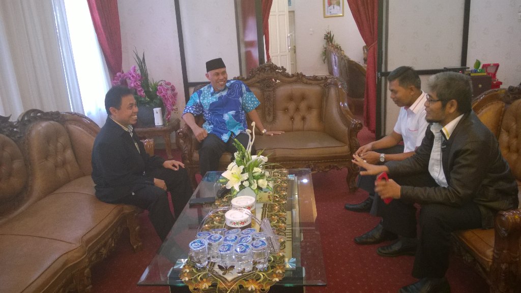 Pak <a href="/Nur_Mahmudi/">Nur Mahmudi Isma'il</a> Ust Mahyeldi di rumah dinas Walkot Padang <a href="/nyomanheru/">Nyoman Heru</a> <a href="/pks_depok/">PKS DEPOK</a> <a href="/ariefmuhajir/">'Arafa</a>