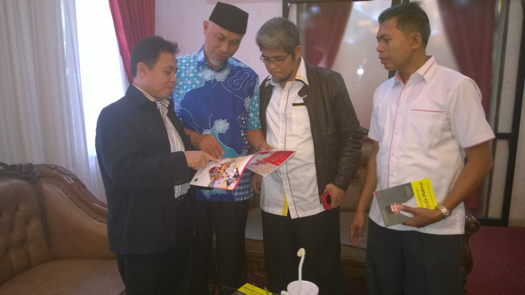 Pak <a href="/Nur_Mahmudi/">Nur Mahmudi Isma'il</a> srhkan Buku Perjalanan Sejuta Makna, Buku Saku PKK &amp; GATRA pd Ust Mahyeldi WK Padang <a href="/pks_depok/">PKS DEPOK</a>