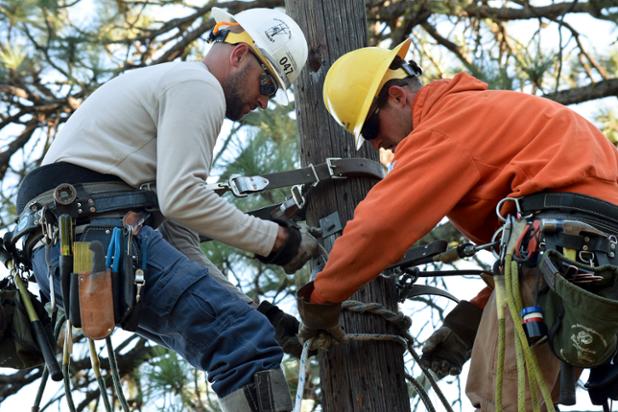 TheMikeEllis's tweet photo. Thankful for friends in high places. #ThankALineman #ad @AvistaUtilities #Spokane #cdaID https://t.co/RbSV2j7iYw