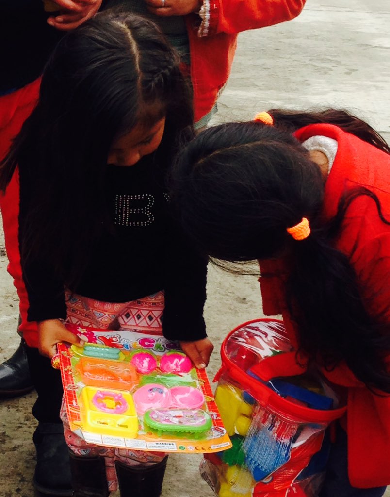 NormiHernn's tweet photo. Muchas gracias a los asistentes de nuestro #InstallFest2015 por donar un juguete cerramos el año con sonrisas 😀😄💕 https://t.co/gEmRqe0hDj