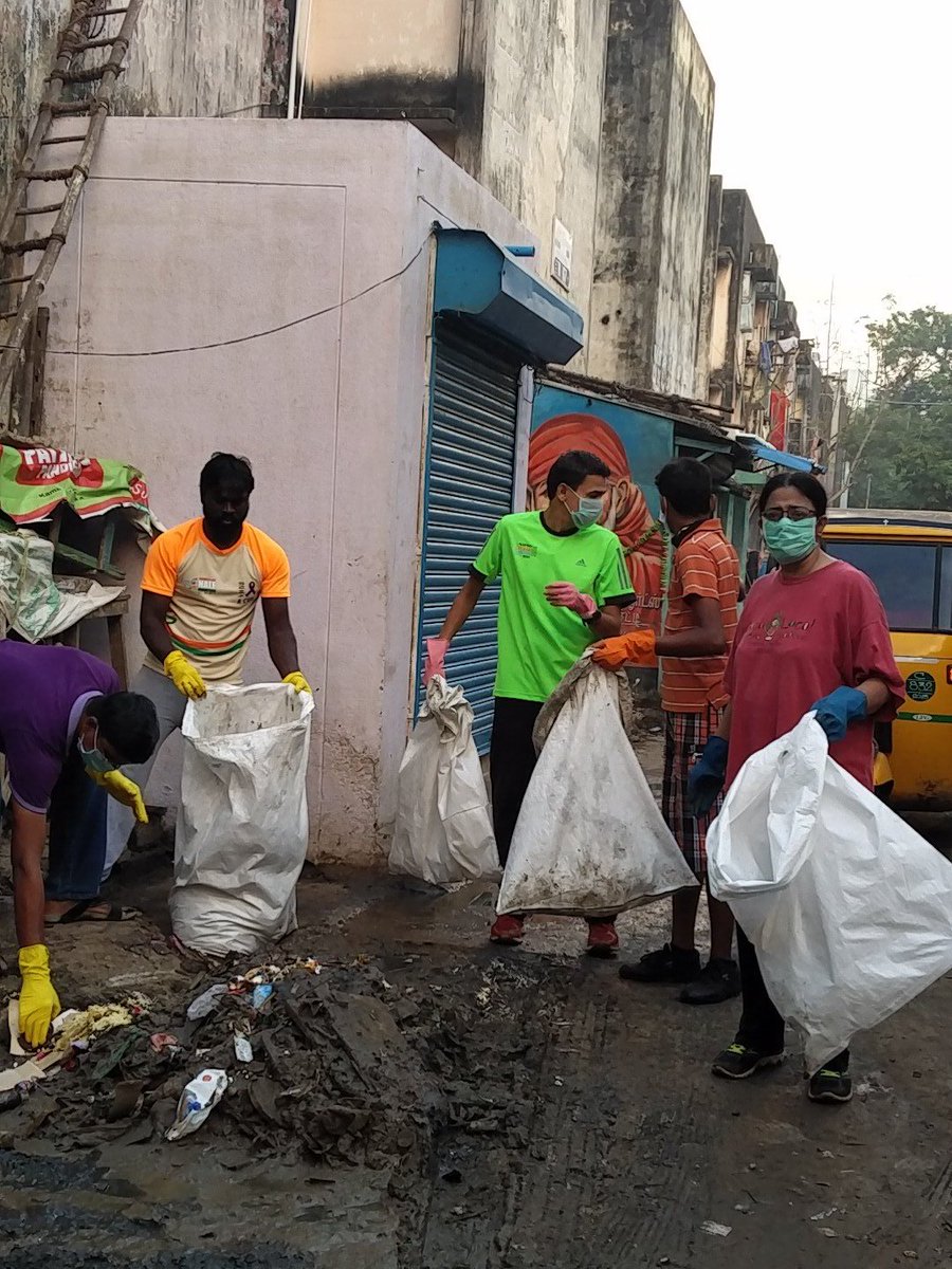 anutamukherjee's tweet photo. Our volunteers making the impossible seem possible. @Chennairunners @CTCTrek #ChitranagarCleanup #ChennaiFloods https://t.co/h9pAgyQagG
