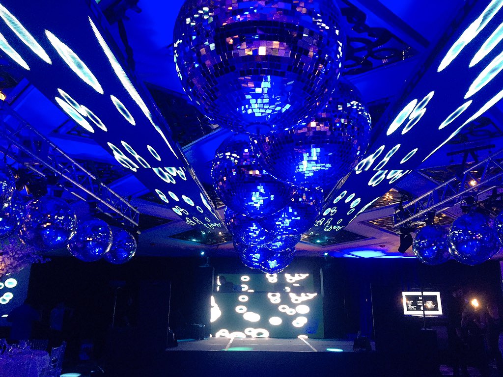 Mensajes y selfies a la pantalla! @martina15fest