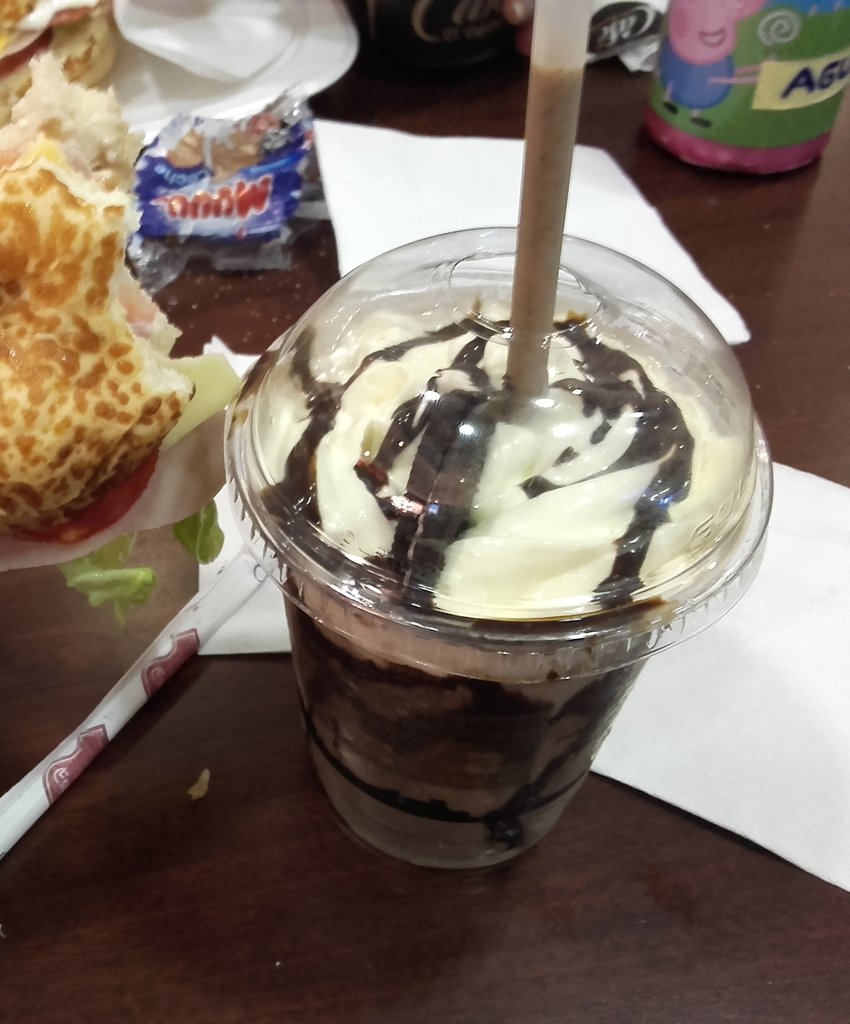CamilaFootmodel's tweet photo. Mmmmmmmmmm....... picate! #milkshakeoreo #relax #fds #sábado #policentro #laespañola https://t.co/hUn8SYxibR
