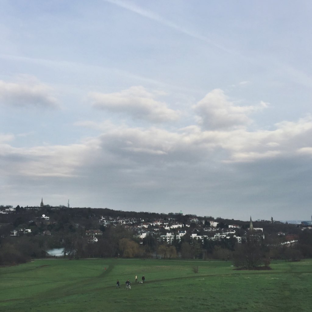 OGSMoira's tweet photo. 61° in #London means picnics with some incredible views #studyabroad https://t.co/TPQy5P45Tw