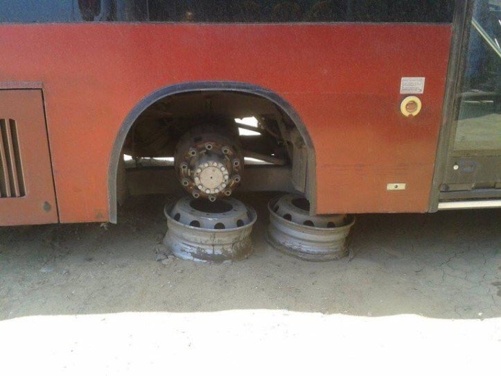 itektrader's tweet photo. Así es #RumboAlEstadoComunal para tener mas cementerios de autobuses Yutong recién comprados / Así así as https://t.co/1zcbA6Kwbj