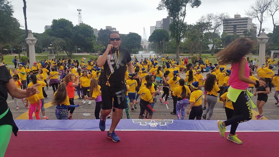 FKDANCE's tweet photo. #FUNKANDO en el #ParqueDeLasAguas con la @MuniLima @GoldsGym_Peru @TVPeruPE https://t.co/TgDbzaxe8y