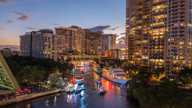 Shining photos from #Florida's Winterfest Boat Parade Via <a href="/boatint/">BOAT International</a> buff.ly/1mcvGS1 #Yachting