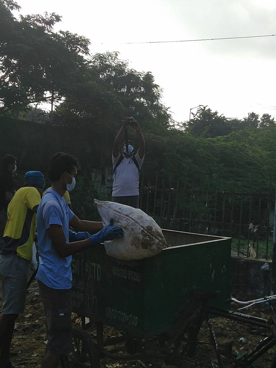anutamukherjee's tweet photo. @Chennairunners @CTCTrek  #ChitranagarCleanup #ChennaiFloods https://t.co/O6lV8iWmmq