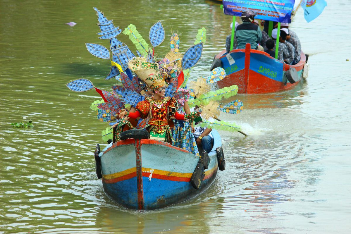 kotabatik's tweet photo. Penampilan kostum batik jlamprang diatas perahu. #pekalongan #FestivalKaliLoji foto:rian https://t.co/uzrRtgsEOH