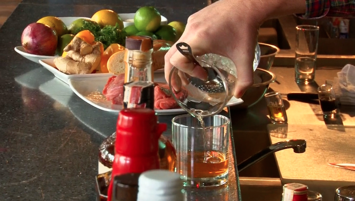 CanalTreceCO's tweet photo. El experto: @jpfetherston nos cuenta cómo la mezcla de sabores frutales con wiskey puede ser perfecta. #PlanChef https://t.co/tccjOQVP2g