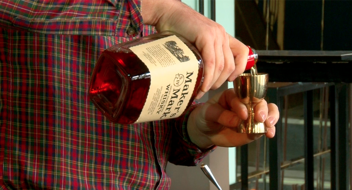 CanalTreceCO's tweet photo. El experto: @jpfetherston nos cuenta cómo la mezcla de sabores frutales con wiskey puede ser perfecta. #PlanChef https://t.co/tccjOQVP2g