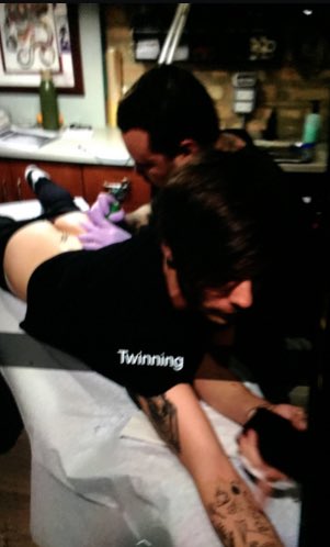 1DLarryRomance's tweet photo. Louis consiguió un tatuaje en el trasero. 😏👀 https://t.co/zpkvaU4RWX