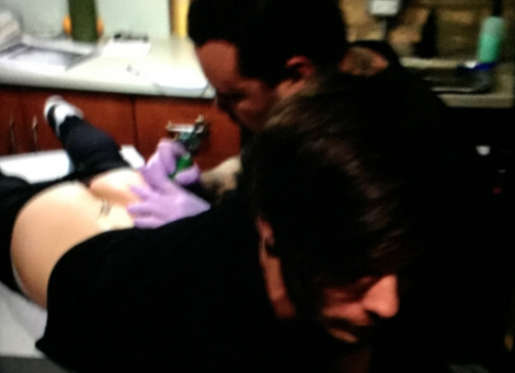 1DLarryRomance's tweet photo. Louis consiguió un tatuaje en el trasero. 😏👀 https://t.co/zpkvaU4RWX