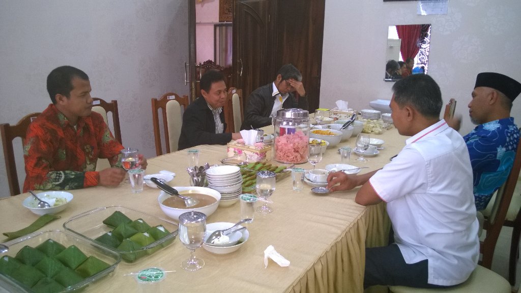 Pak <a href="/Nur_Mahmudi/">Nur Mahmudi Isma'il</a> Sarapan pagi bareng Ust Mahyeldi <a href="/nyomanheru/">Nyoman Heru</a> <a href="/Tukangjepret3/">pelukiscahaya</a>