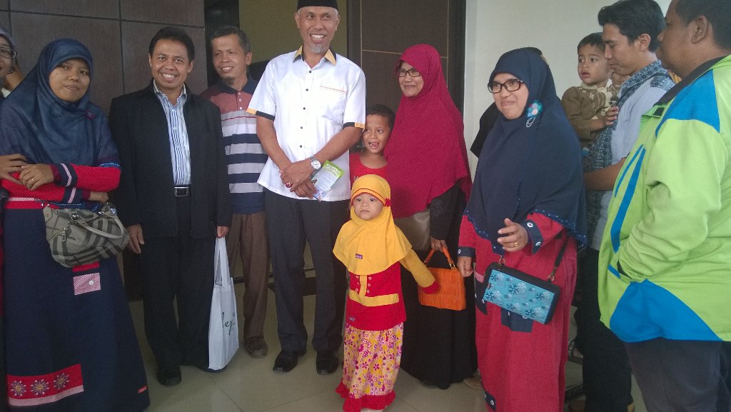 Kader <a href="/PKSejahtera/">DPP PKS</a> Sumbar antusias foto dg Walkot <a href="/Nur_Mahmudi/">Nur Mahmudi Isma'il</a> &amp; Walkot Padang @nyomanheru <a href="/maspiyungan/">Link download video film dan aneka berita viral TT</a>