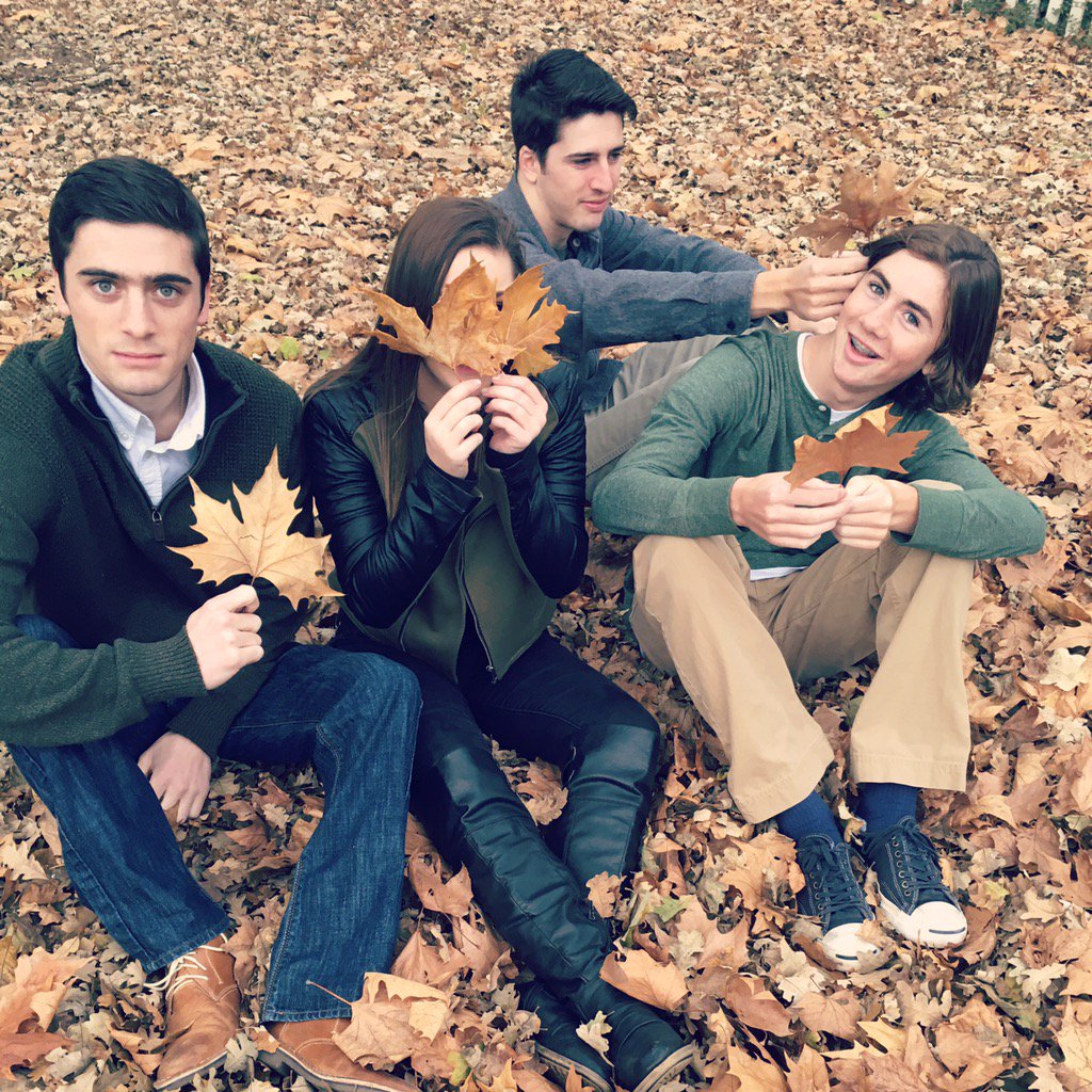 mackenzieragan4's tweet photo. Sorry mom we tried our best. #christmascard2015 https://t.co/AKDJvUvmCr
