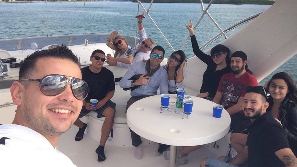 fsuselfie1's tweet photo. Celebrating big #Bahamas #boating #friends #party #boat #sealing #mia #nassau #graduate #fiu #um #ucf #fsu #itsalla… https://t.co/fqMOj1uuvm
