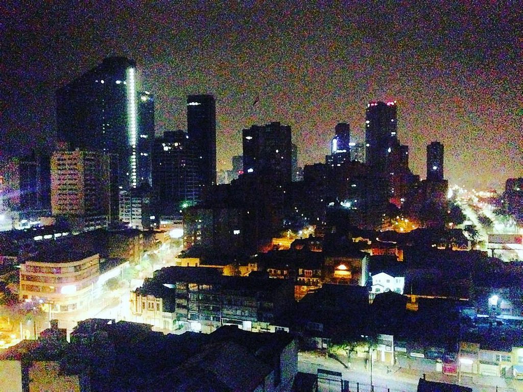 enmicolombia's tweet photo. en Instagram, @yhonf publicó: #Bogota #CentroInternacional #BogotaDeNoche #Colombia #Ig_World #Ig_Captures #Loves_B… https://t.co/DaEMxTCxSP