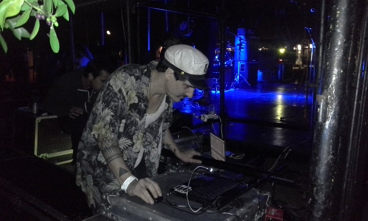 AquelAbrazo's tweet photo. Dj Pichuki soltando temones en el  Escenario Chivipizza!  #AquelAbrazo https://t.co/85k0sEeUvA