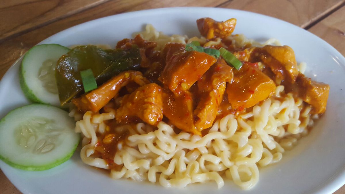 palur_plasa's tweet photo. Cari makanan yg enak+terjangkau?Mie rica ayam @teras_cfe dijamin uenak pool https://t.co/YFbwumF6r5