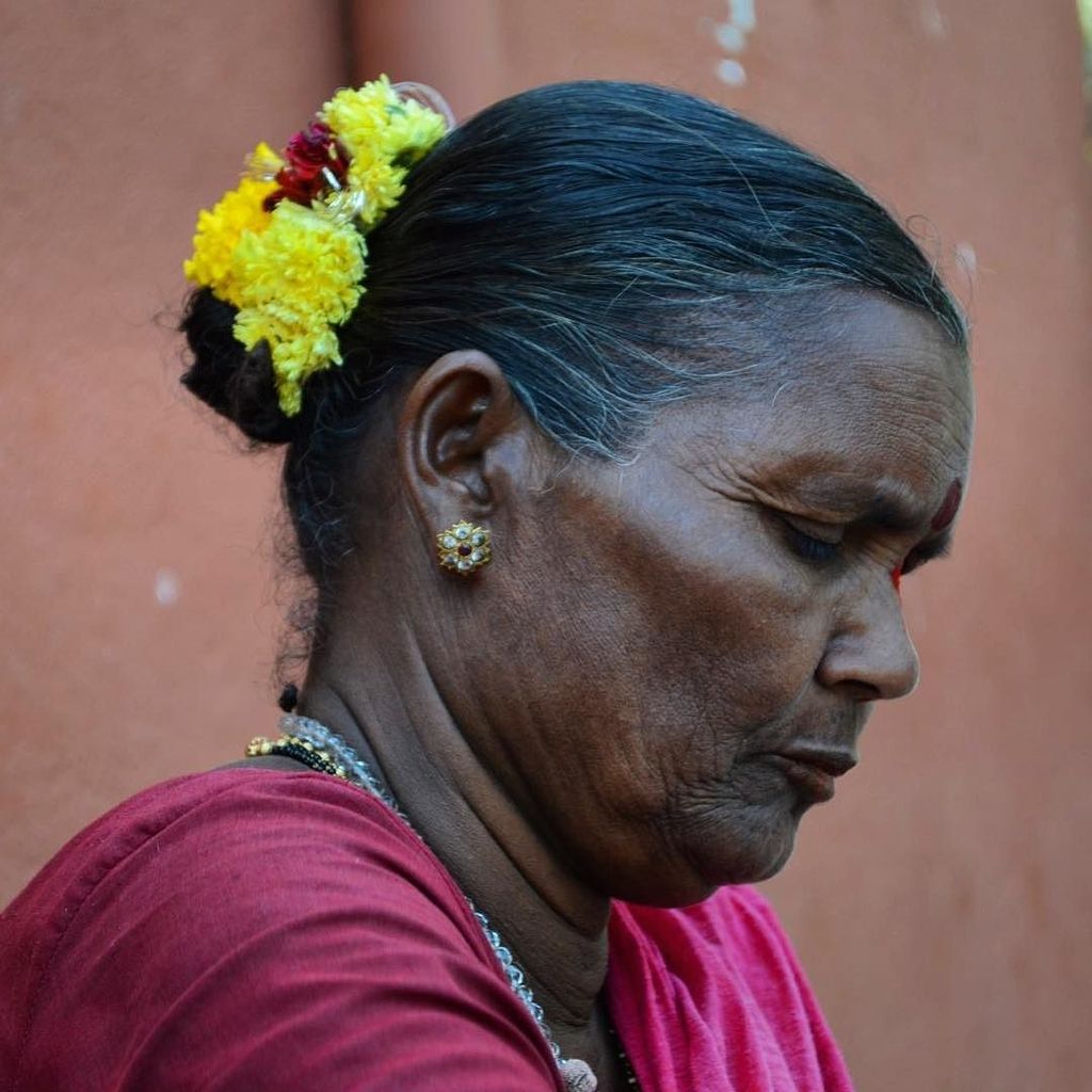 ARVINDPASSEY's tweet photo. The #Goanese #flower seller in front of one of the #temples in #Goa.
#travelphotography #… https://t.co/DkaR41DXmm https://t.co/xaX7ZHyMYT