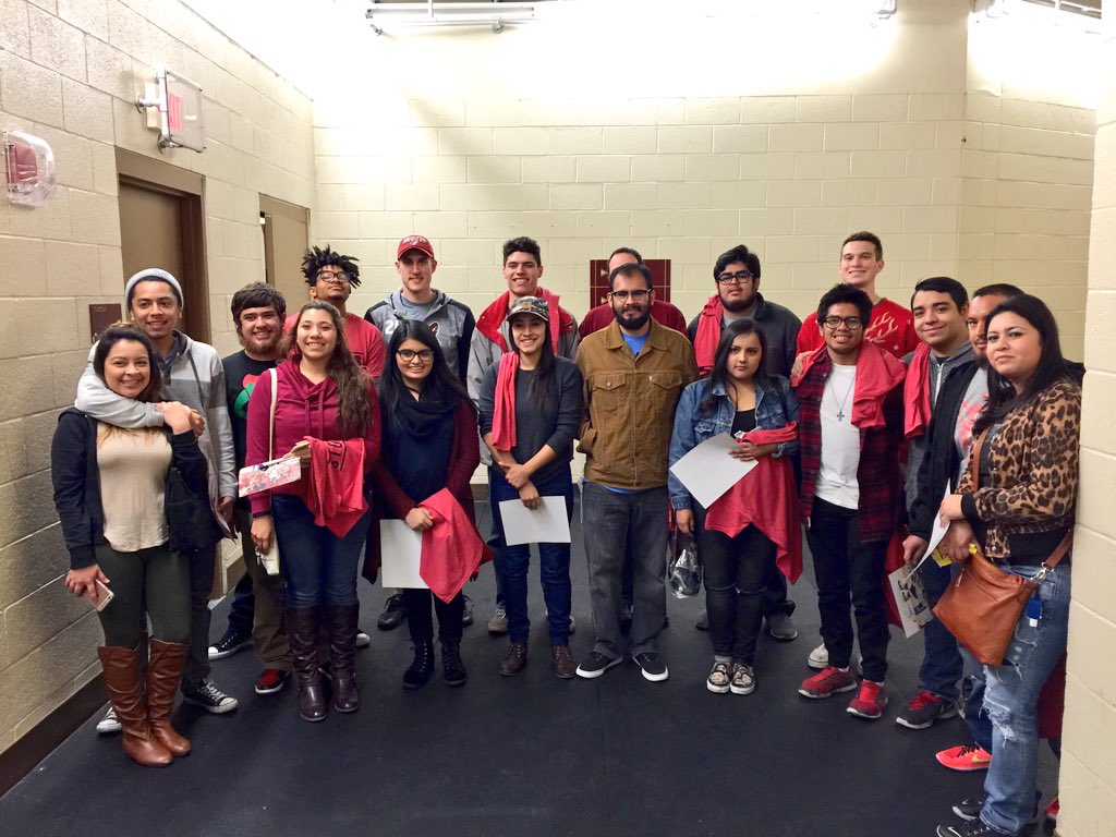 The <a href="/BHGHAZ/">Boys Hope Girls Hope of Arizona</a> collegiate scholars are home for the holidays! Kick starting their break with an <a href="/ArizonaCoyotes/">Arizona Coyotes</a> win! 👍🏼