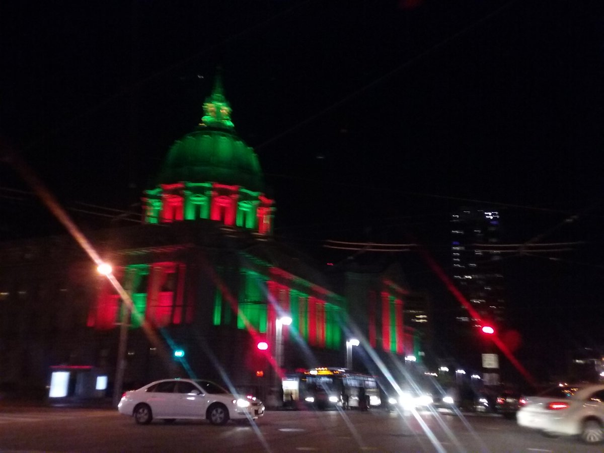 LyssTheBEAST's tweet photo. Yesss!! #SFC #CityHall #HolidayInTheBay @SFCity_Hall https://t.co/8DVXWcl19k