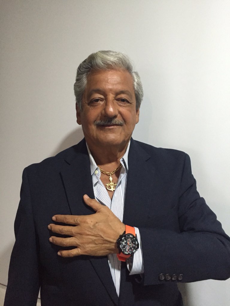 ScubaFest's tweet photo. Nuestro #BuzoDeOro #CSF15 #BaltasarPazos con su premio @citizen_watch gracias! https://t.co/i9a5MQ1Pgp